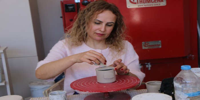 Deprem sonrası öğretmenlikten çini ve seramik ustalığına